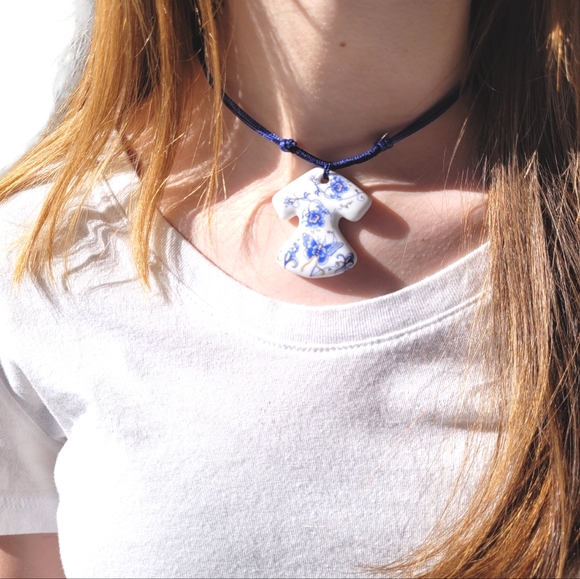 Hand Crafted Blue & White Porcelain Chinoiserie Pendant Necklace - Picture 2 of 5